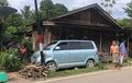 Suzuki APV Pelat Merah Mendadak Tabrak Tiang Depan Rumah Warga, Renggut Nyawa Pengemudi