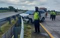 Mendadak Terpelanting, Toyota Avanza Remuk Nempel Besi Pembatas Tol Jombang-Mojokerto