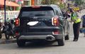Heran, Unggahan Foto Mobil Kena Tilang Polisi Bikin Salah Fokus Netizen, Kok Bisa?