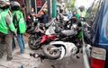 Parkir Depan Apotek, Sembilan Motor Saling Tindih Diseruduk Kijang Krista