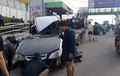 Honda Civic Atap Melengkung, Pengemudi Buru-buru Akhirnya Tabrak Beton Pembatas Jalan