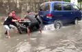 Video Yamaha NMAX Nancap di Bumper Daihatsu Zebra Viral, Netizen Malah Gemes Lihat Cara Melepasnya