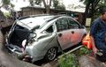 Duduk di Jok Belakang Lain Cerita, Atap Daihatsu Sigra Ambles di Bawah Pohon Randu