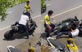 Gubrak! Pengendara Kawasaki Ninja H2 Niatnya Parkir Malah Berakhir Rebahan