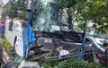 Bus Transjakarta Retak Kaca Tabrak Separator, Ulah Motor Asal Potong jalur