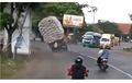 Gagal Seimbangkan Beban Saat Tikungan Truk ODOL Berakhir Rebahan