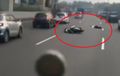 Geger, Ada Sosok Wanita dan Honda BeAT Tergeletak di Tengah Tol Japek