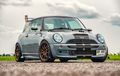 MINI Cooper S Pamer Gaya Street Racing Dengan Tongkrongan Kaki Meaty