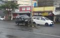 Maunya Injak Rem Tapi Salah, Isuzu Panther Nyundul Datsun Go dan Nyandar di Tiang JPU
