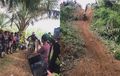 Gak Hati-hati Pas Mau Taklukkan Bukit, Motor Trail yang Ditunggangi Pengendara Ini Malah Terbang