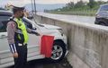 Ban Depan Kanan Meledak, Toyota Rush Melintir Gebrak Beton Tol Surabaya-Malang