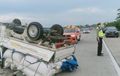 Gran Max Muatan 2 Ton Kayang di Tol Mojokerto, Penumpang Luka Berat