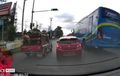Pantas Bikin Geram, Sopir Bus Melaju Ugal-ugalan sampai Hampir Adu Banteng Lawan Truk