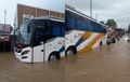 Banjir di Kota Serang Bikin Kewalahan, Mulai dari Bus Mogok Hingga Pemotor dan Kendaraan Lain Nekat Terobos Genangan Air