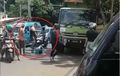 Pria Berbadan Kekar Diburu Polisi, Brutal Tendang dan Injak Kepala Sopir Truk di Cibubur