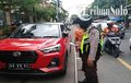 Daihatsu Rocky Digotong Paksa, Ulah Parkir Asal-asalan, Adang Kereta Api