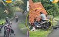 Boncengan Sambil Gandeng Sepeda di Tanjakan, Honda Supra X Nyungsep Nyaris ke Genteng Rumah