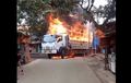 Besi di Truk Pengangkut 100 Kg Styrofoam Nyangkut ke Kabel Listrik, Endingnya Jadi Hangus Dilalap Api