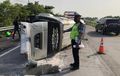 Nyalip Senggol HiAce, Banting ke Kanan Serempet Bus, Elf Isi 16 Orang Tumpah di Tol Sumo