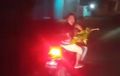 Dua Orang Naik Vario Paksa Truk Berhenti, Diacungi Batang Kayu, Sopir Gaspol