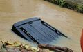 Jangan Sampai Kayak Pajero Ini, Nyebur Sungai Tinggal Kelihatan Atapnya, Begini Bahayanya Ngebut saat Hujan