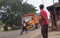 Aksi Bocil Bikin Jantungan, Adang Truk Nyaris Kena Tabrak, Alasannya Sepele Banget