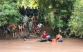 Tragedi Innova 1 Keluarga Terjungkal ke Sungai, Pencarian Korban Terkendala Arus