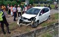 Kondisi Babak-belur, Bodi Toyota Agya Menganga, Mental di Tepi Rel Kereta