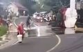 Enggak Peduli Truk Tangki Kena Musibah, 14.000 Liter Tumpahan Minyak Goreng Jadi Rebutan