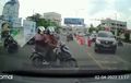 Asal Belok Buat Wanita Pengguna Honda BeAT Berakhir Ditabrak Mobil, Videonya Langsung Diserbu Netizen