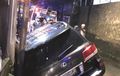 Jalan Enggak Kelihatan, Lexus LX Isi 3 Pria Kekar Anjlok di Selokan, Bodi Lecet