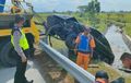 Dua Anggota DPRD Kesakitan, Honda Civic FD1 Dikatrol Dari Parit Ruas Tol Madiun-Surabaya