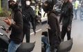 Pemotor Nekat Geber RX-King Samping Polisi Yang Lagi Tugas, Netizen Menyerbu