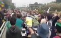Demo 11 April Ricuh, Motor Ambruk Ditendang, Polisi Dipukuli Ramai-ramai