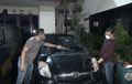Bikers ABG Ngamuk, Toyota Yaris Diserbu Sampai Bonyok, Untung Polisi Datang
