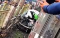 Mobilio Tak Berkutik Kejepit KRL di Citayam, Sopir Buru-buru Panjat Pagar, Jalanan Macet