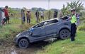 Daihatsu Terios Nyungsep di Parit Akibat Pecah Ban di Tol Kertosono-Ngawi, Bodinya Ringsek Parah