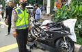 BMW S1000RR Beradu Lawan Calya di Jakpus, Fairing Pecah, Bodi Mobil Bonyok