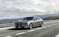 BMW i7 xDrive60, Nyaman Level Dewa, Sedan Ini Tak Perlu Isi Bensin