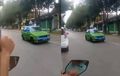 Daihatsu Charade Kepergok Jalan Mundur Sambil Ngebut di Jalan Raya, Pakar Safety Kritik Aksi Pengemudi