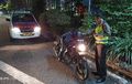 Ditemukan Jam 12 Malam, Pengendara Terlungkap di V-Ixion yang Masih Menyala, Begini Reaksi Polisi saat Mendekatinya