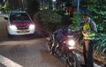 Pengendara V-Ixion Bikin Polisi Penasaran, Diam di Atas Motor, Mesin Posisi Nyala