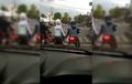 Mesranya Pegangan Tangan Sambil Mengobrol Tunggu Lampu Hijau, Dua Pemotor Jadi Sorotan Netizen