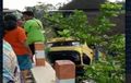 Sopir Dibikin Kaget Teriakan Warga, Ditinggal Bertamu, Balik-balik Truk Mendarat di Atap Rumah