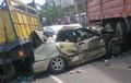 Baleno Salah Pilih Lawan, Pasrah Depan Belakang Bonyok, Dijepit Dua Truk