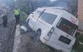 Brak! HiAce Isi 8 Orang Salah Pilih Lawan, Berujung Remuk di Pinggir Rel