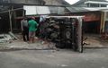 Kaget, Gran Max Pikap Terjang 3 Motor Parkir, Warung Ikut Jadi Korban