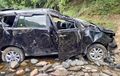 Innova Pelat Merah Remuk di Jurang, Beradu Lawan BeAT, Nyalip Kanan Berujung Fatal