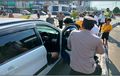 Pedagang Tisu Jadi Saksi, Isi Kabin Toyota Rush Bikin Seorang Wanita Nangis Histeris