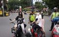 Tak Taat Pakai Perlengkapan Berkendara, Para Pengendara Motor Listrik di Banjarmasin Kena Tegur Polisi